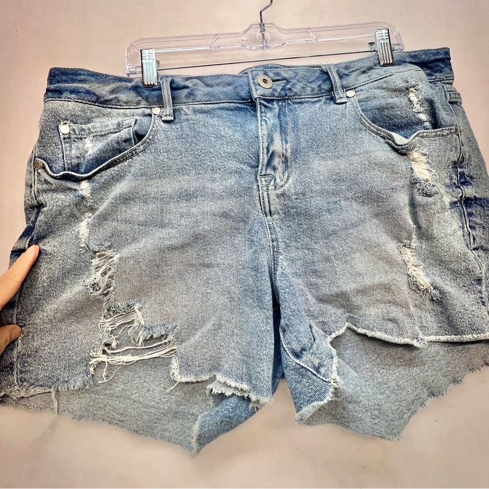 Torrid Denim Size 16 First at Fit Mid Rise Cut Off Distressed Light Wash Shorts - Picture 3 of 8